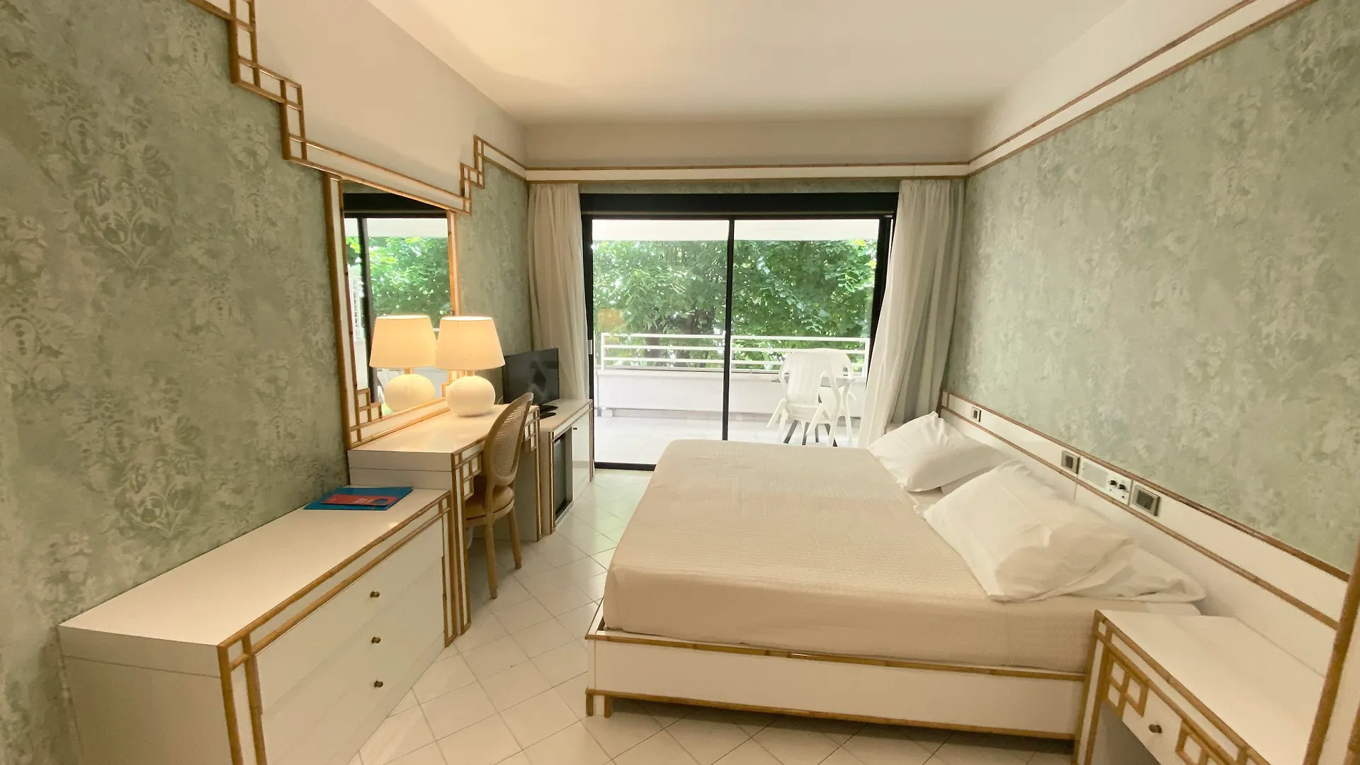 Hotel President - Vintage Hotel In Centro Riccione